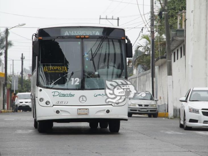 Sujetos armados asaltan a autobús y despojan de pertenencias a 20 pasajeros en Fortín