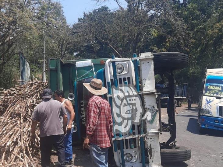 Volcadura de camión provoca cierre parcial de carretera federal 150 Orizaba-Córdoba