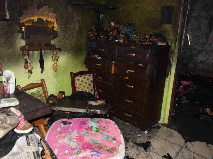 Mujer logra salir a tiempo de su vivienda en llamas en Veracruz