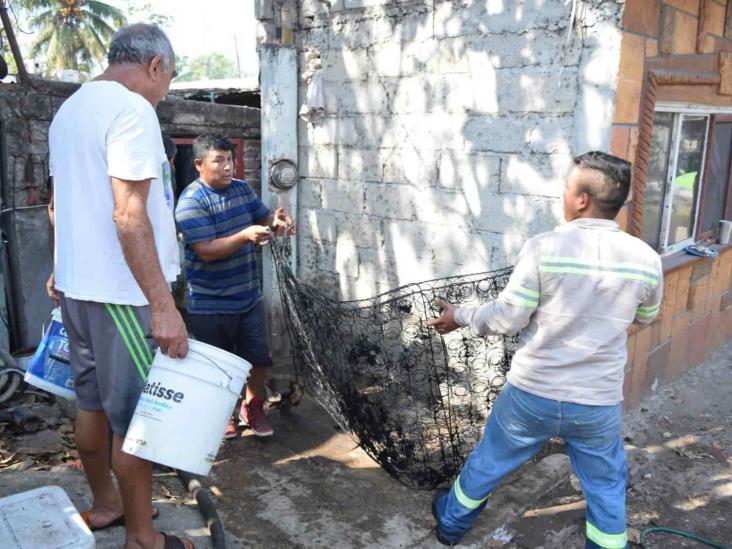 Mujer logra salir a tiempo de su vivienda en llamas en Veracruz