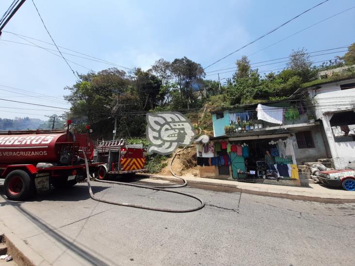 Quema de maleza se sale de control; se incendia vivienda en Xalapa