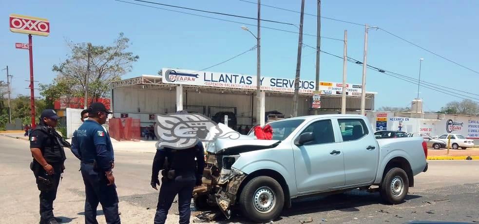 Chocan camioneta y autobús en la desviación de Oteapan