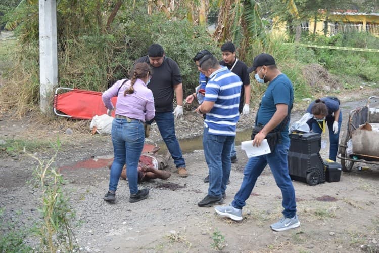 Hallan a hombre asesinado junto a un canal en Veracruz