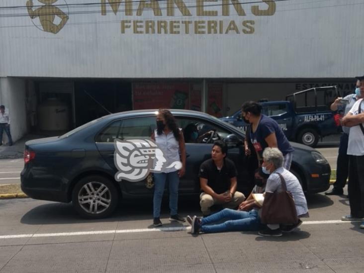 Vehículo atropella a madre e hijo en calle de Orizaba