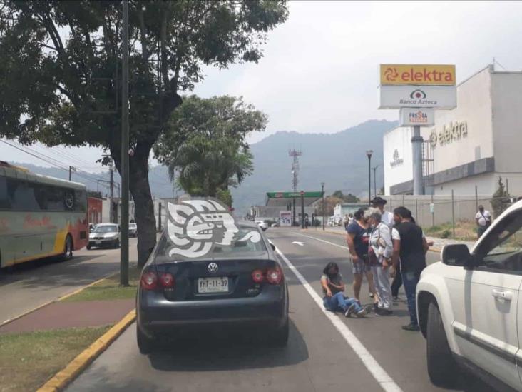 Vehículo atropella a madre e hijo en calle de Orizaba
