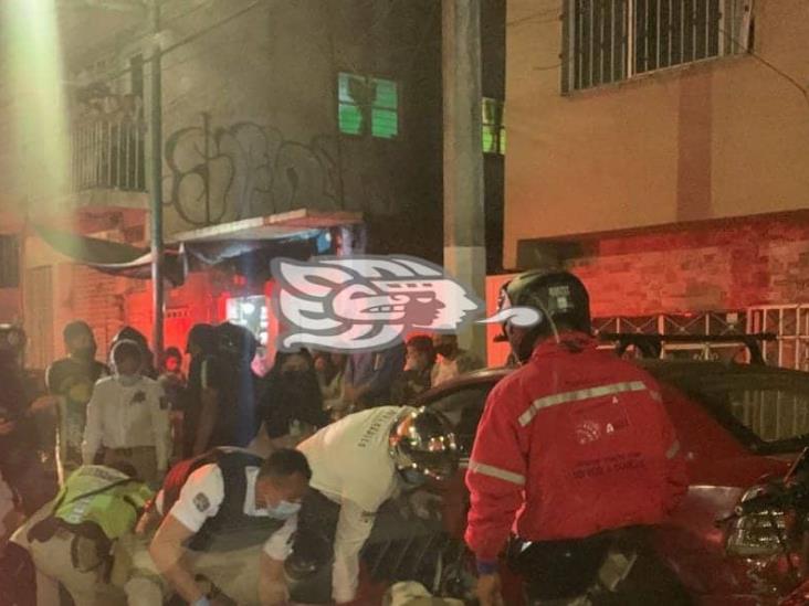 Taxista huye tras golpear a motociclistas en avenida de Xalapa