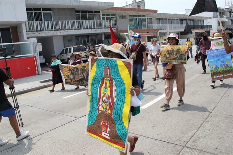 Marchan por calles de Veracruz integrantes de la Caravana por el Agua y la Vida