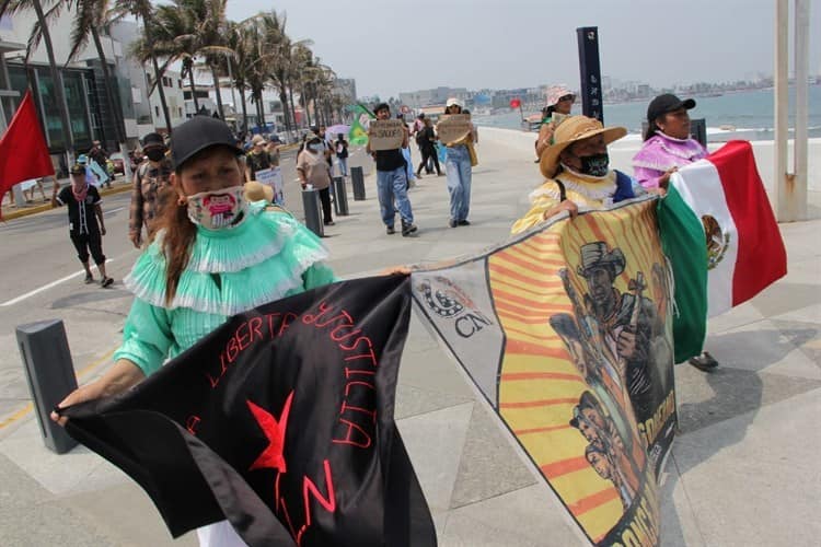 Marchan por calles de Veracruz integrantes de la Caravana por el Agua y la Vida