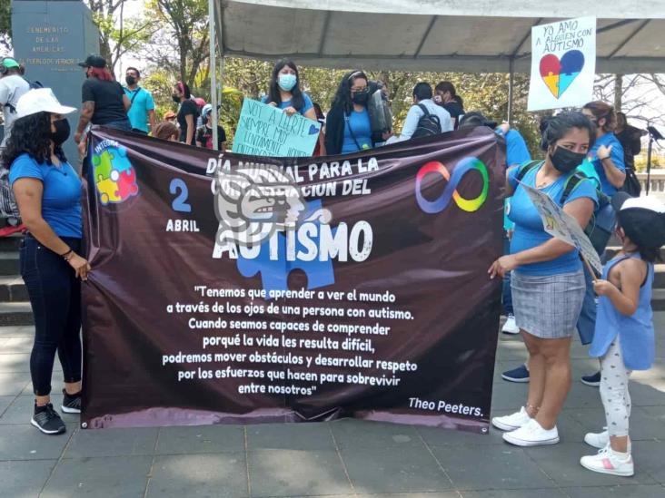 Globos azules en caminata en Xalapa para sensibilizar sobre el autismo