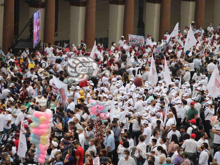 Multitud se reúne en plaza Lerdo para apoyar a AMLO rumbo a Revocación de Mandato