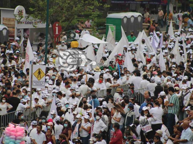 Multitud se reúne en plaza Lerdo para apoyar a AMLO rumbo a Revocación de Mandato