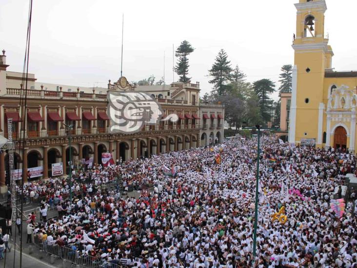 Multitud se reúne en plaza Lerdo para apoyar a AMLO rumbo a Revocación de Mandato