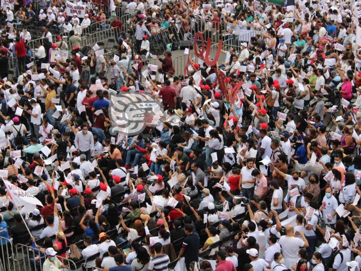 Multitud se reúne en plaza Lerdo para apoyar a AMLO rumbo a Revocación de Mandato