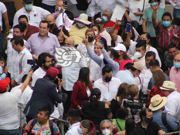 Multitud se reúne en plaza Lerdo para apoyar a AMLO rumbo a Revocación de Mandato