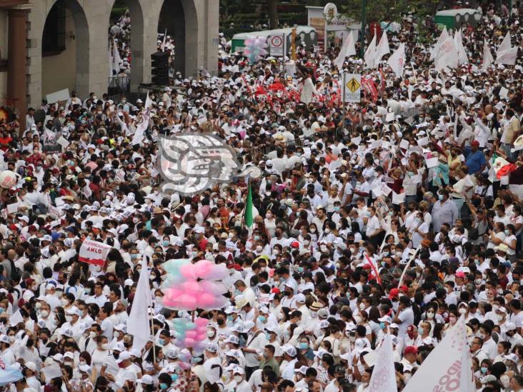 Multitud se reúne en plaza Lerdo para apoyar a AMLO rumbo a Revocación de Mandato