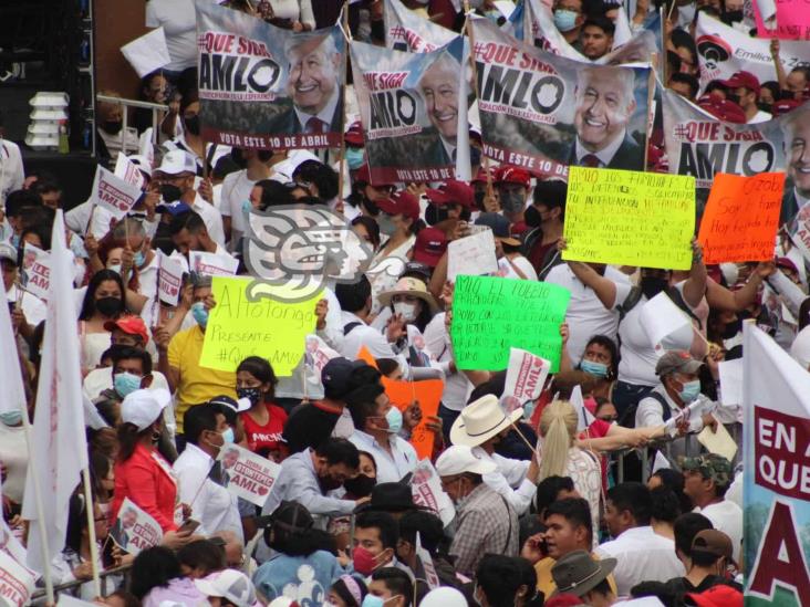 Multitud se reúne en plaza Lerdo para apoyar a AMLO rumbo a Revocación de Mandato