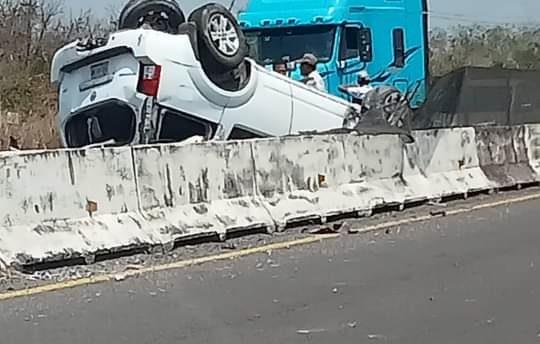 En Chichicaxtle tráiler se impacta contra camioneta