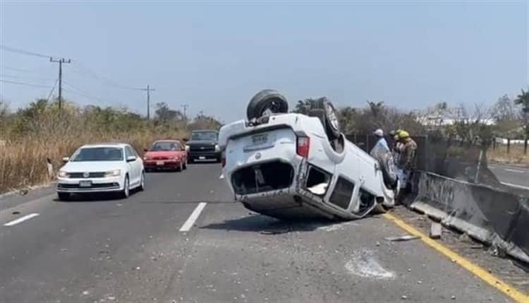 En Chichicaxtle tráiler se impacta contra camioneta