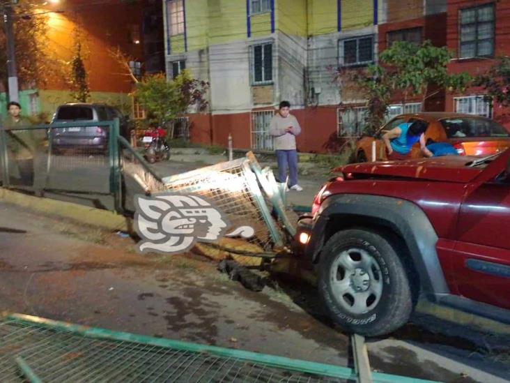 Camioneta choca contra malla en la avenida Rébsamen de Xalapa