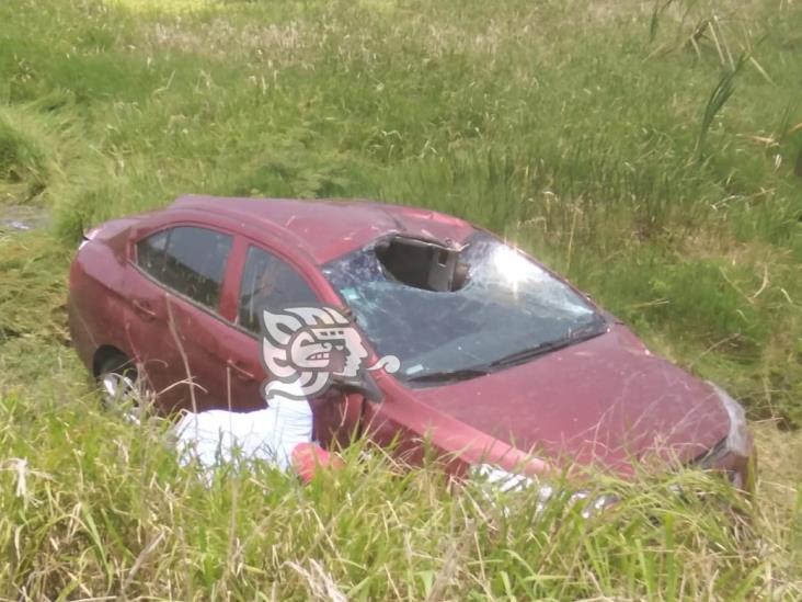 Termina auto en el pantano de la carretera a Las Barrillas