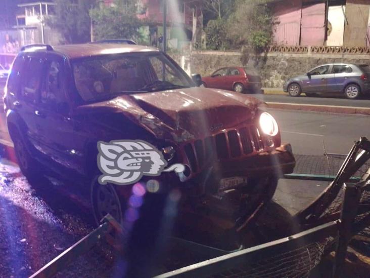 Camioneta choca contra malla en la avenida Rébsamen de Xalapa