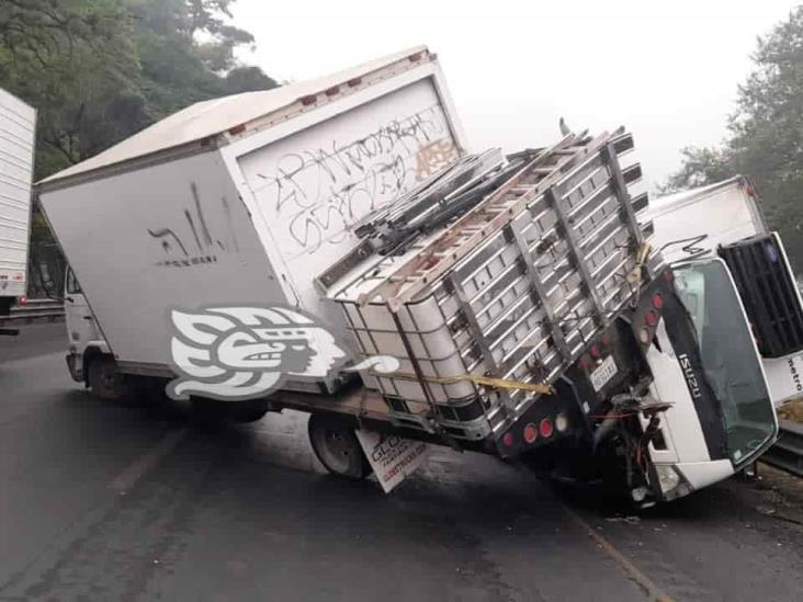 Choque entre dos camiones de carga en Huiloapan dejó daños materiales invaluables