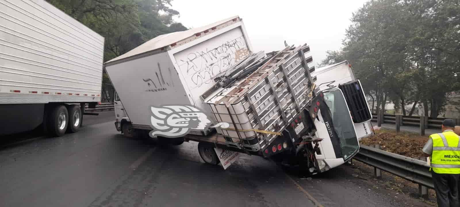 Choque Entre Dos Camiones De Carga En Huiloapan Dejó Daños Materiales Invaluables 6377