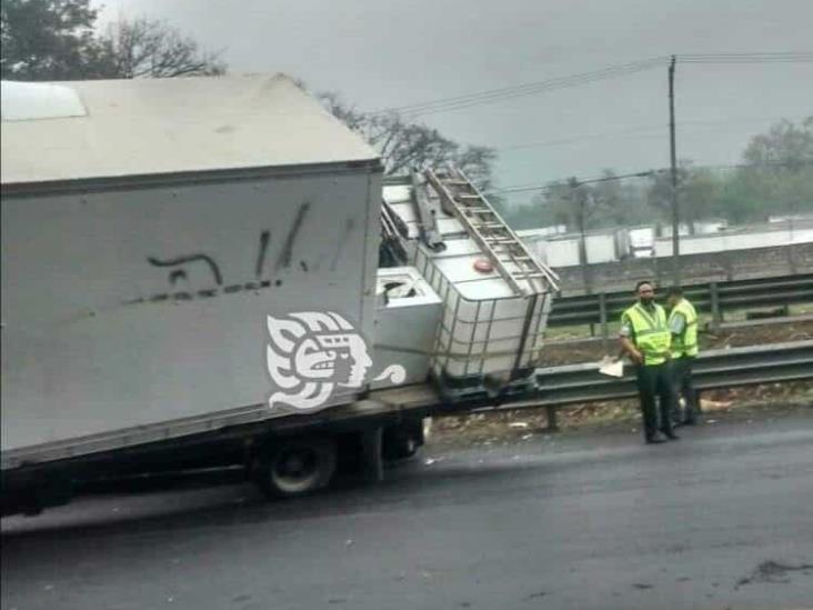 Choque entre dos camiones de carga en Huiloapan dejó daños materiales invaluables