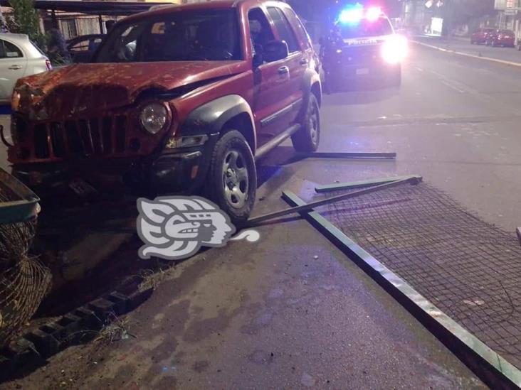 Camioneta choca contra malla en la avenida Rébsamen de Xalapa