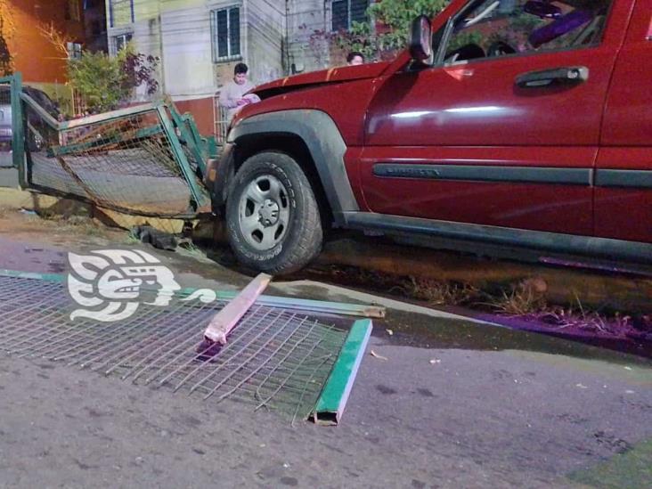 Camioneta choca contra malla en la avenida Rébsamen de Xalapa