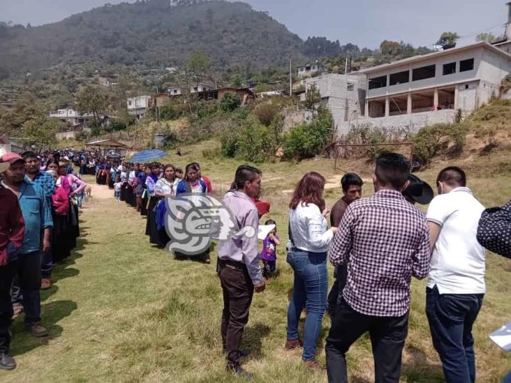 En Tlilapan, bloquean carretera para exigir nueva elección de agentes municipales