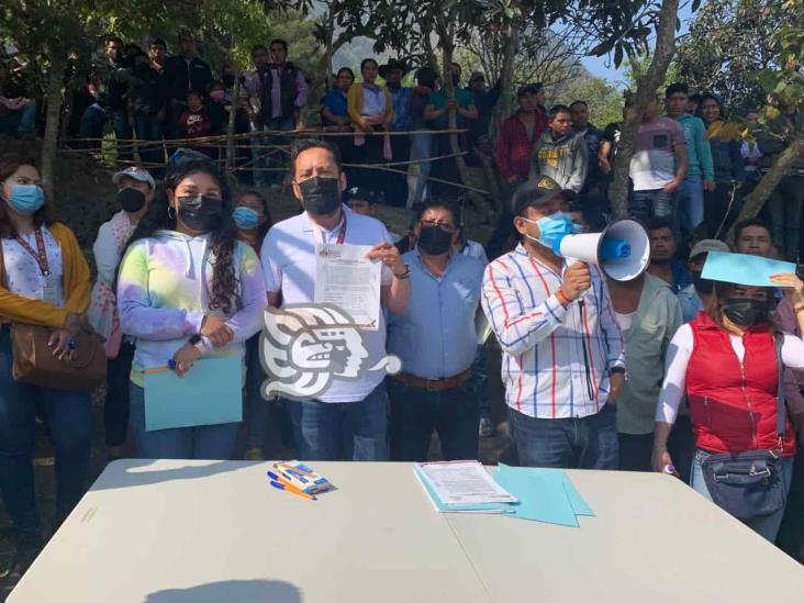 En Tlilapan, bloquean carretera para exigir nueva elección de agentes municipales
