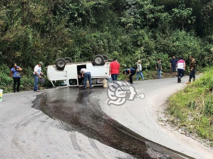 Vuelca camioneta en la carretera Zongolica-Texhuacan; hay tres lesionados