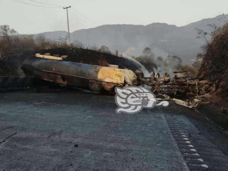 Volcadura e incendio de tráiler deja un muerto; cierran la Puebla-Orizaba