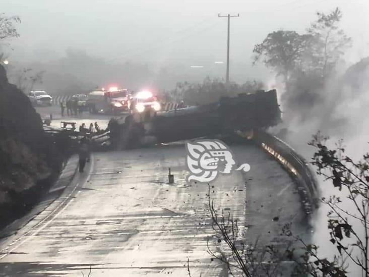 Volcadura e incendio de tráiler deja un muerto; cierran la Puebla-Orizaba