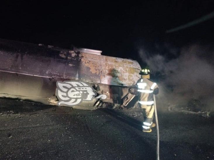 Volcadura e incendio de tráiler deja un muerto; cierran la Puebla-Orizaba