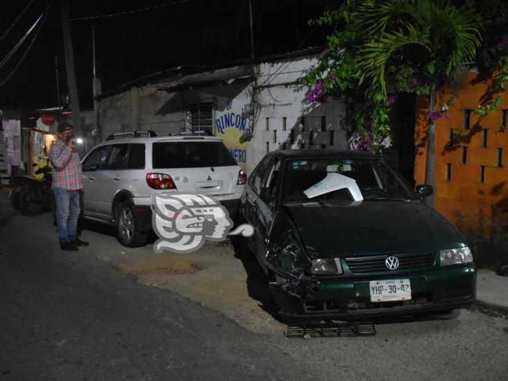 Camioneta choca a vehículos estacionados en Acayucan