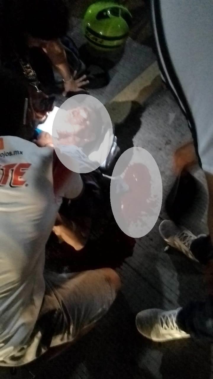Camioneta arrolla a motociclista en Veracruz, lo deja herido de la cabeza
