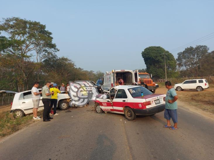 Choque deja tres heridos en Sayula; responsable huyó