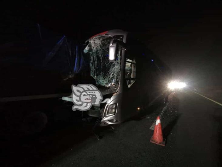 Autobús colisiona contra tracto en autopista Isla — Acayucan; tres heridos