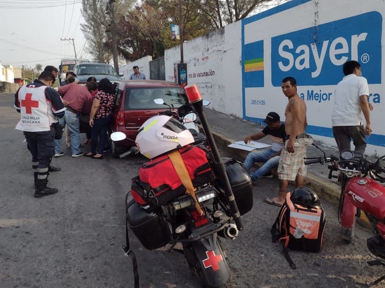 Automóvil quiso ganarle el paso a una moto y se lo lleva en calles de Veracruz