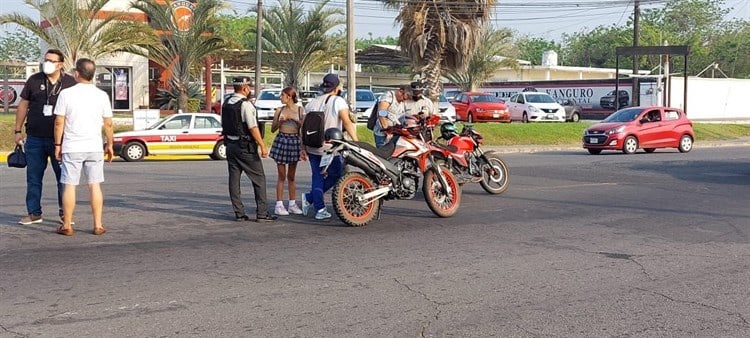 Chocan motociclistas por alcance sobre la carretera federal Veracruz-Xalapa