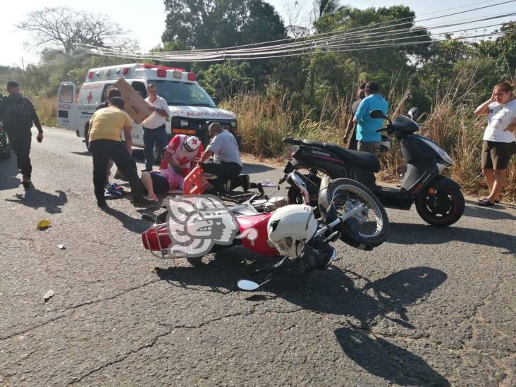 Choque entre motos sobre la Costera del Golfo; dos mujeres heridas