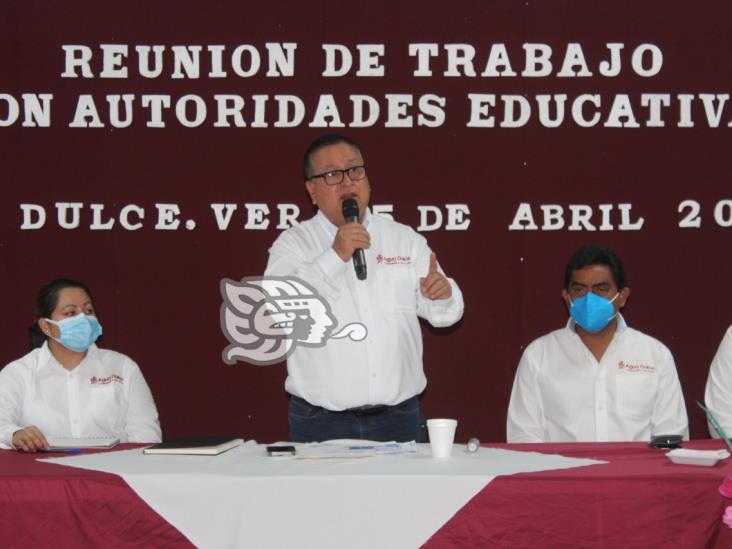 Alcalde de Agua Dulce a favor de la educación, respaldado por autoridades educativas