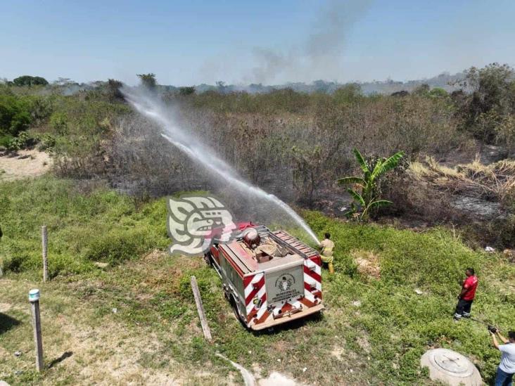 Movilización por incendios de pastizales cerca de fraccionamientos en Acayucan