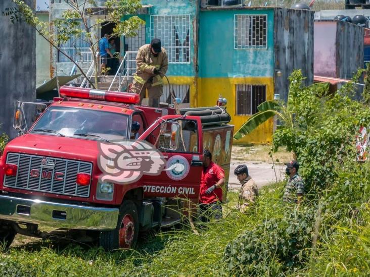 Movilización por incendios de pastizales cerca de fraccionamientos en Acayucan