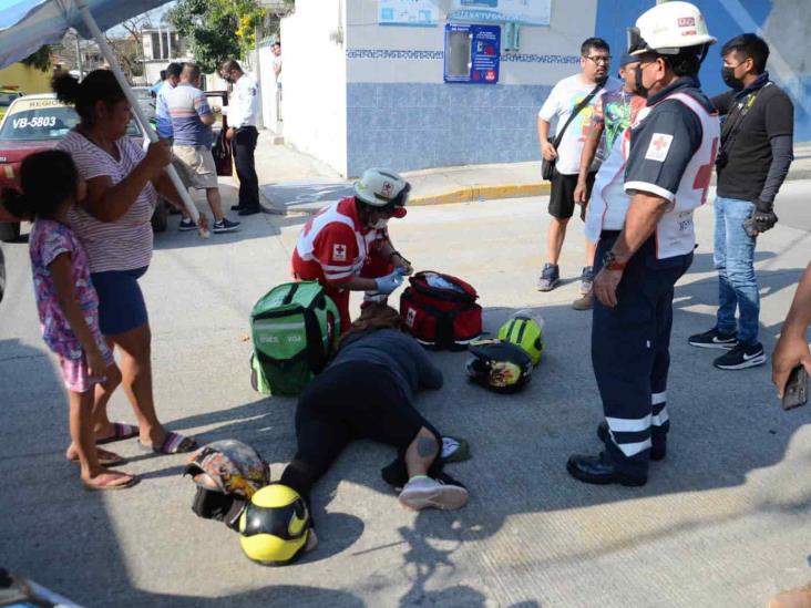 Mujer resulta lesionada tras chocar su moto contra un taxi en colonia de Veracruz