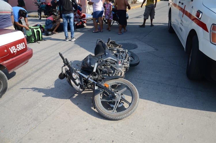 Mujer resulta lesionada tras chocar su moto contra un taxi en colonia de Veracruz