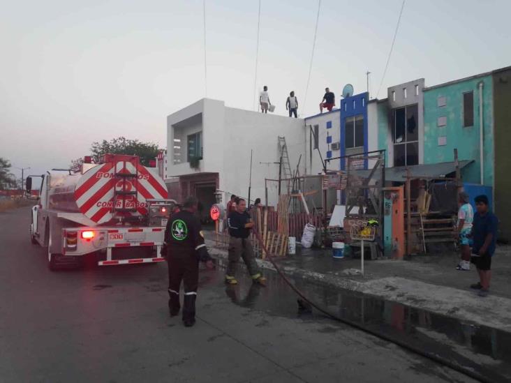 Arde casa donde hacían piñatas en el Fraccionamiento Arboledas San Ramón en  Veracruz