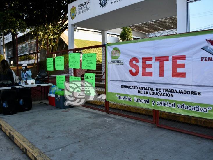 Maestros del SETE toman instalaciones de la SEV; piden cambios de adscripción y pagos